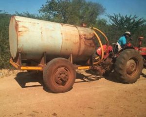 Människor som har tillgång till utrustning som på bilden tjänar pengar på torkan genom att sälja vatten.