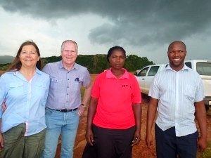 Mr Mbongiseni Shabangu och Ms Elisabeth Dlamini tillsammans med Karin och Lars-Erik Skjutare